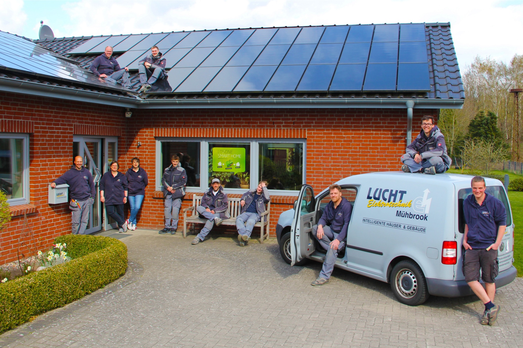 Lucht-Team vor dem Firmengebäude