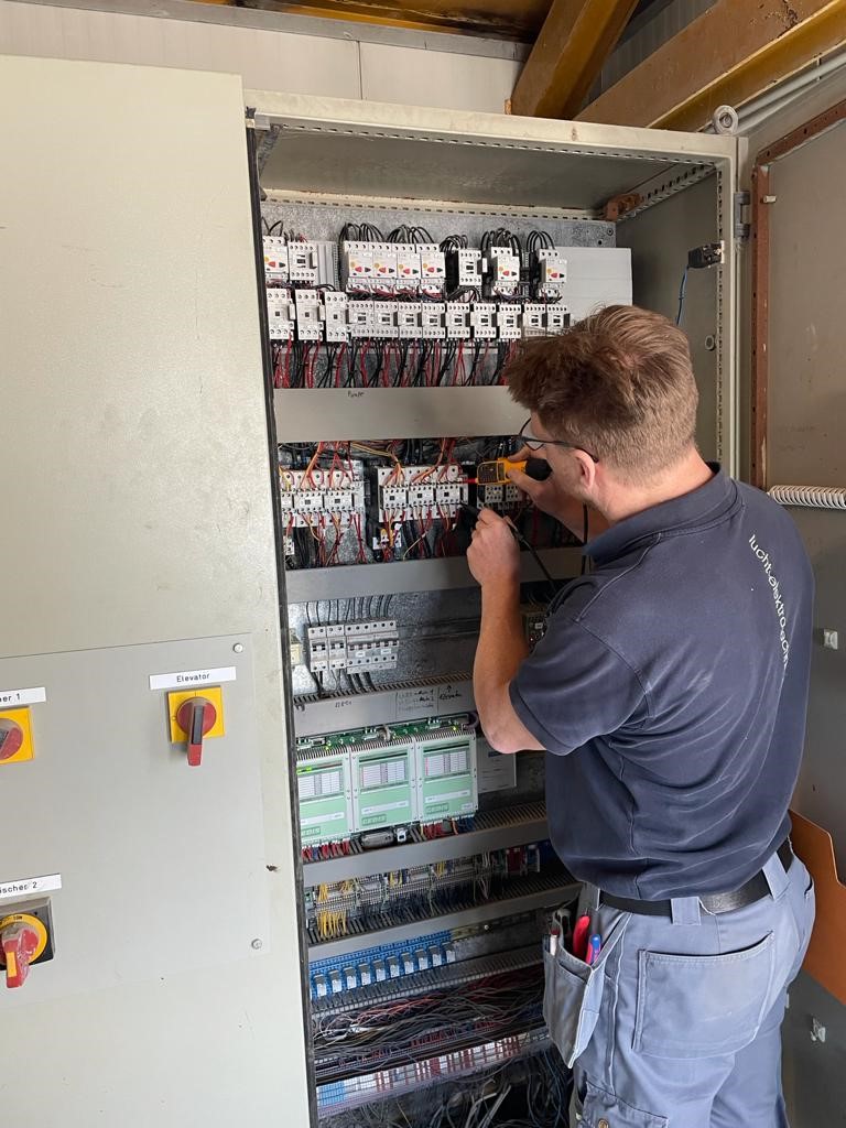 Lucht Elektrotechnik – Arbeit am Schaltschrank